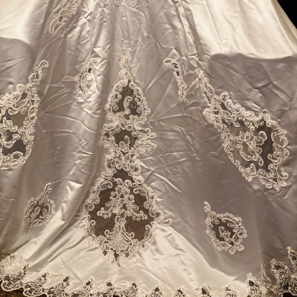 Pearl Embellished Gorgeous Wedding Gown & Veil - Picture 9 of 15